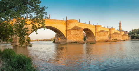 Obraz premium Piedra Stone Bridge over Ebro river in Zaragoza. Aragon, Spain