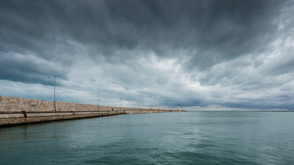 Obraz premium Regenwolken über dem Hafen von Manfredonia; Gargano; Apulien