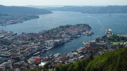 Fototapeta na wymiar Widok na Bergen ze wzgórza Floyen