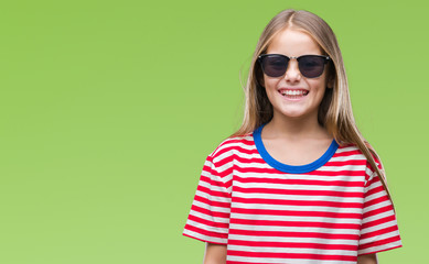 Fototapeta premium Young beautiful girl wearing sunglasses over isolated background with a happy and cool smile on face. Lucky person.