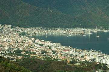 Obraz premium Mountain town panoramic view. city between the hills with the sea