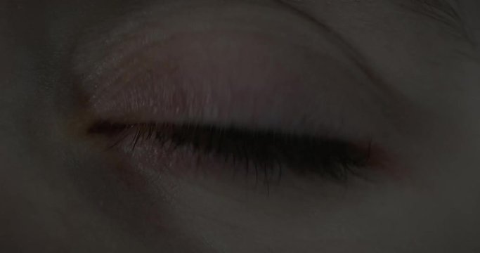Blaues Auge &ouml;ffnen Pupille helles Licht 4k DCI 50p