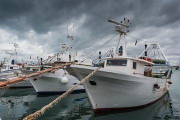 Gewitterwolken &uuml;ber dem Hafen von Manfredonia; Apulien