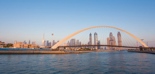 Naklejka premium Panoramę Dubaju o zachodzie słońca. widok na most Tolerance