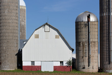 Fototapeta na wymiar Grouping of Silos and a Barn in Rural United States
