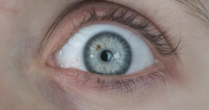 Blaues Auge &ouml;ffnen 4k DCI 50p