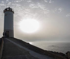 Paisaje a contraluz del Faro del Roncudo en La Coruña, en el verano de 2018