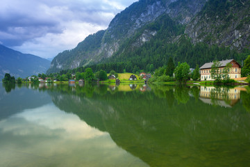Obraz premium Scenery at Grundlsee lake in Alps mountains, Austria
