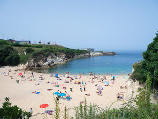 Vistas de la Playa de La Coruña con agua azul y arena blanca, coloreada de turistas, en el verano...