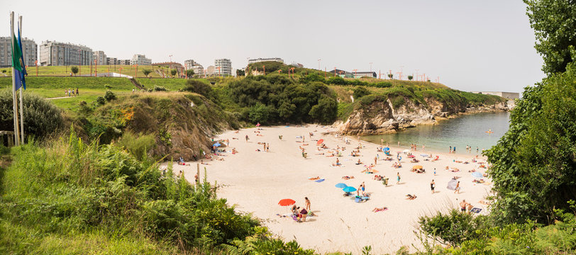 Paisaje de la ciudad de La Coru&ntilde;a con vistas de  edificios cerca de la playa, turisteando en el verano de 2018