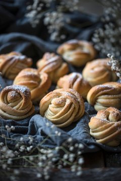 Vegan 'kanelknuter' (Norwegian cinnamon knots) with icing sugar