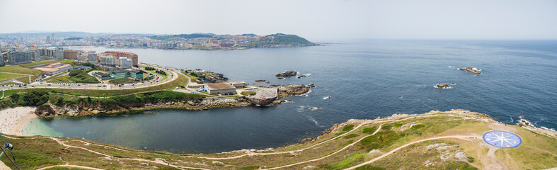 Paisaje de la ciudad de La Coruña con vistas de  edificios cerca de la playa, turisteando en el...