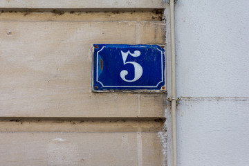 Numéro 5, plaque de numérotation d'immeuble, style français, Paris, France	