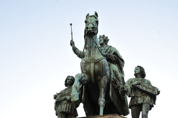 Fototapeta na wymiar Statue eines Königs auf Pferd, Reiter in München mit Krone