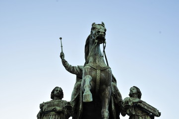 Obraz premium Statue eines Königs auf Pferd, Reiter in München mit Krone