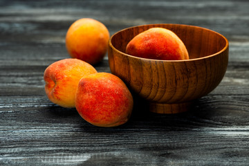 Fototapeta na wymiar fresh peaches in a plate with leaves