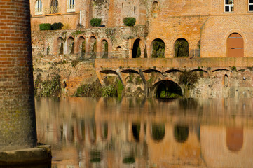 Reflets de façades en briques dans la rivière Tarn en Occitanie