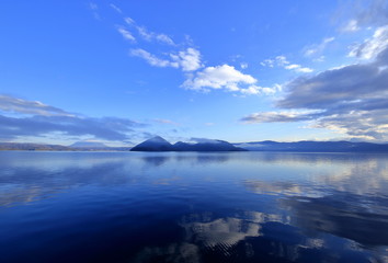 北海道、秋、早朝の洞爺湖の風景 ( Lake Toya in early morning in autumn, Hokkaido, Japan )