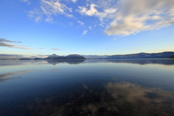 北海道、秋、早朝の洞爺湖の風景 ( Lake Toya in early morning in autumn, Hokkaido, Japan )