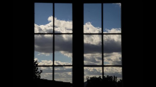 nubes invernales pasando tras la ventana