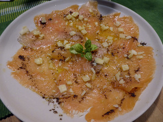Lachs Carpaccio mit Parmesan angerichtet