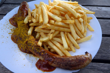 Currywurst mit Pommes