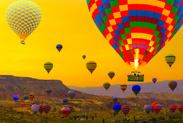 Naklejka premium Hot air balloons basket landing in a mountain