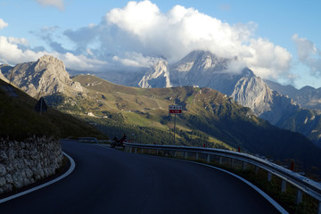 Motorradstrecke am Sella Joch in Südtirol