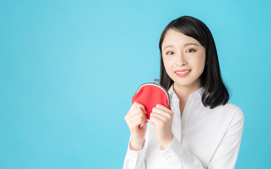 財布を持つ女性