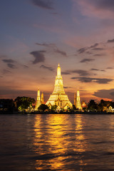 Naklejka premium piękny zachód słońca świątynia wat arun rzeka chao phraya, krajobraz Bangkok Tajlandia