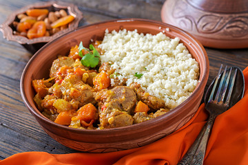 Plats traditionnels de tajine, couscous et salade fraîche sur table en bois rustique. Tajine viande d& 39 agneau et potiron.