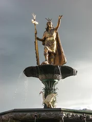 Papier Peint photo Fontaine Statue of Pachacuti on the fountain in Plaza de Armas in Cusco, Peru