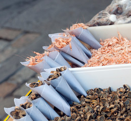 Whitecaps and shrimp in a market in Cadiz © Tomas