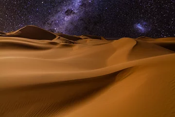 Papier peint photo autocollant rond Sécheresse Une vue imprenable sur le désert du Sahara sous le ciel étoilé de la nuit.