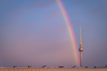 Fernsehturm mit Regenbogen bei Sonnenaufgang im Spätherbst mit blauem Himmel