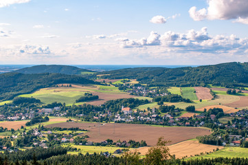 Fototapeta na wymiar Luftaufnahme von Dörfern und Feldern im Mittelgebirge