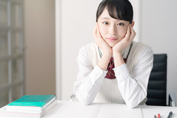 勉強する女子高生