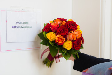 Bitte warten vorm Standesamt mit brautstrauß