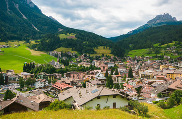Fototapeta na wymiar Veduta panoramica di Moena chiamata la fata delle Dolomiti