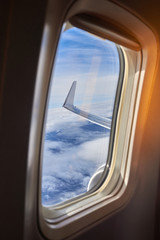 Fototapeta premium Visión del ala desde la ventana de un avión (Foco en el ala)