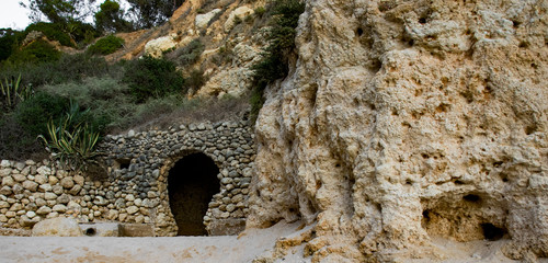  Entrée d'une grotte à la plage de la Marina, Portugal