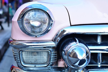 Obraz na płótnie Canvas Headlight of a luxury American vintage vehicle