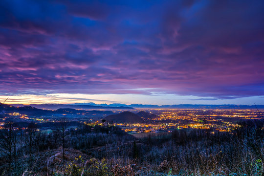 Panorama della Pianura Padana al crepuscolo dai Colli Euganei alle Prealpi