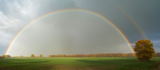 Regenbogen über Agrarlandschaft Panorama