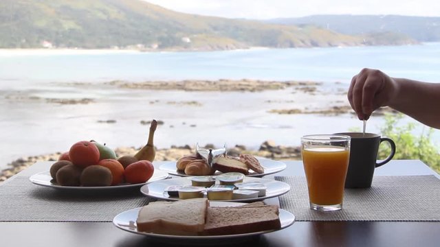 Desayuno con caf&eacute;, zumo, boller&iacute;a y fruta