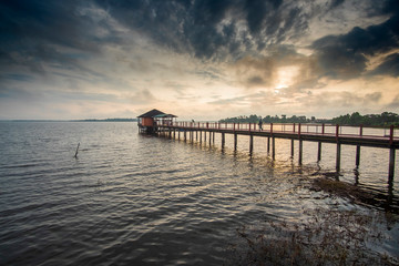 Obraz premium sunrise scenery at old jetty of Taiping Lake town. soft focus,blur due to long exposure. visible noise due to high ISO.