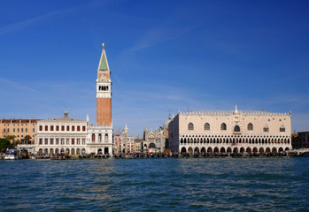 Fototapeta na wymiar Palais des Doges vu de la mer, Venise