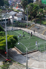 Partido de fútbol en un barrio
