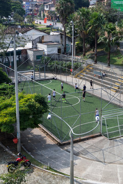 Partido de f&uacute;tbol en un barrio
