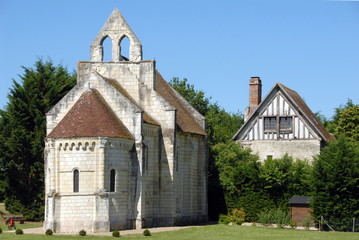 Fototapeta premium Ville de Noyers-sur-Cher, Chapelle romane Saint-Lazare XIIe siècle et maison à colombages, département du Loi-et-Cher, France